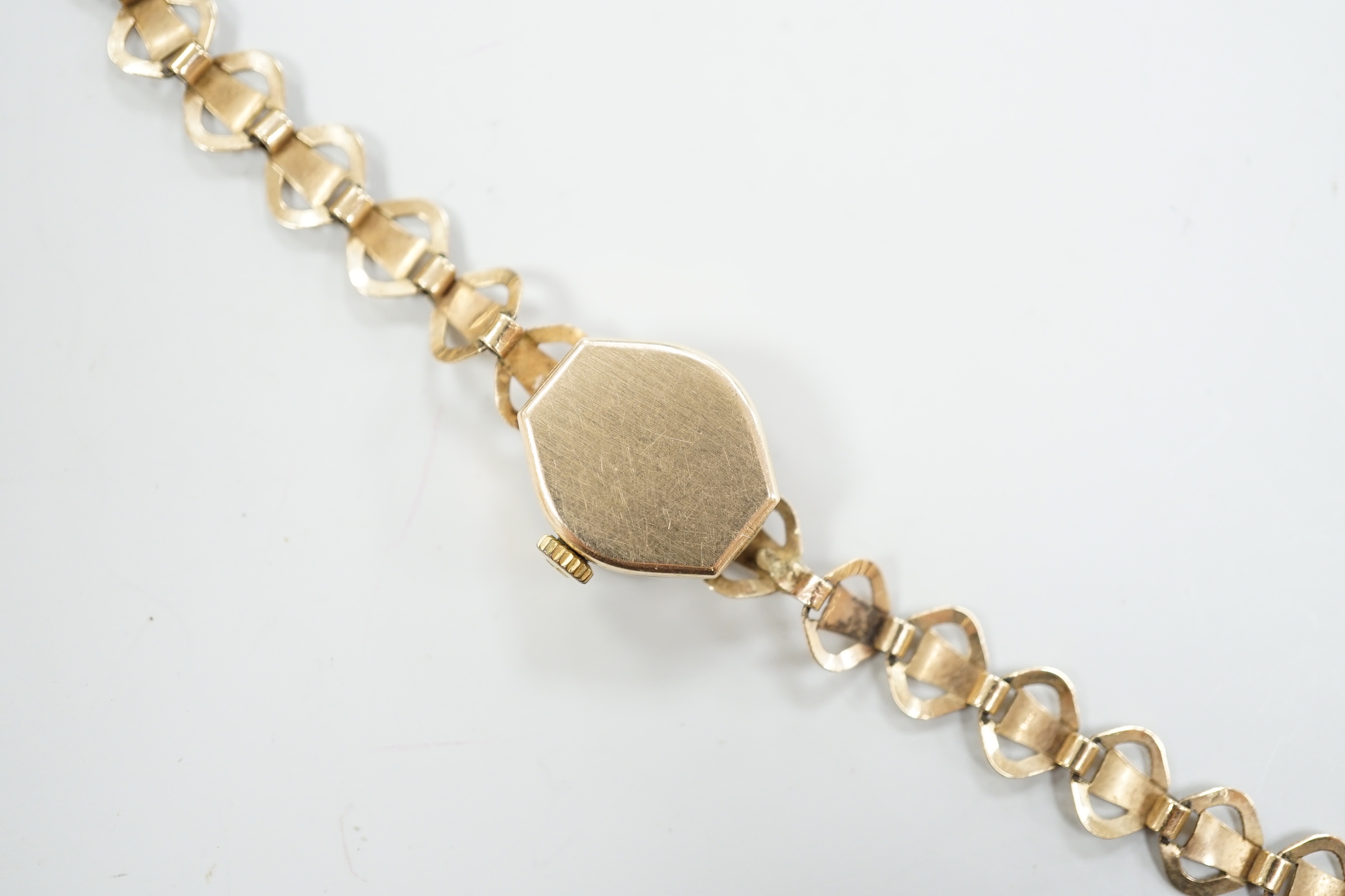 A lady's 9ct gold Avia manual wind wrist watch, on a 9ct gold bracelet, overall length 18cm, gross weight 9.3 grams.